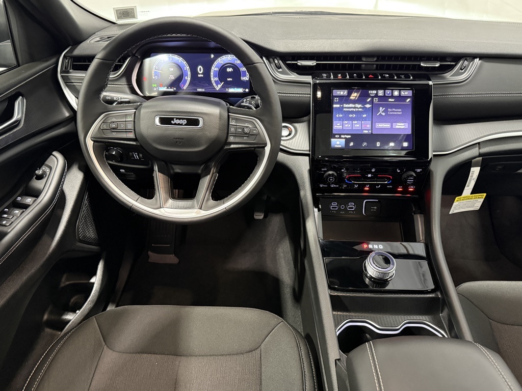 2025 Jeep Grand Cherokee Laredo photo 2