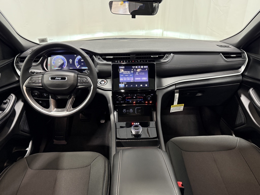 2025 Jeep Grand Cherokee Laredo photo 3