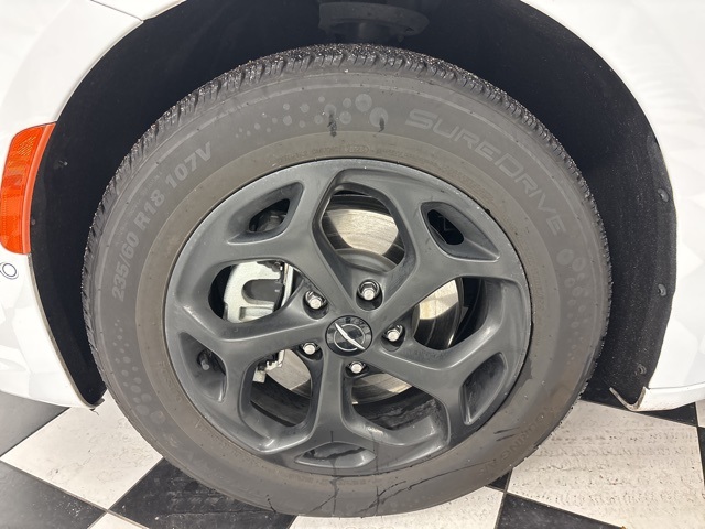 2024 Chrysler Pacifica Hybrid photo 2