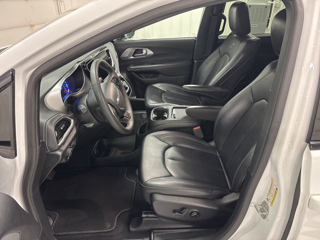 2024 Chrysler Pacifica Hybrid photo 3