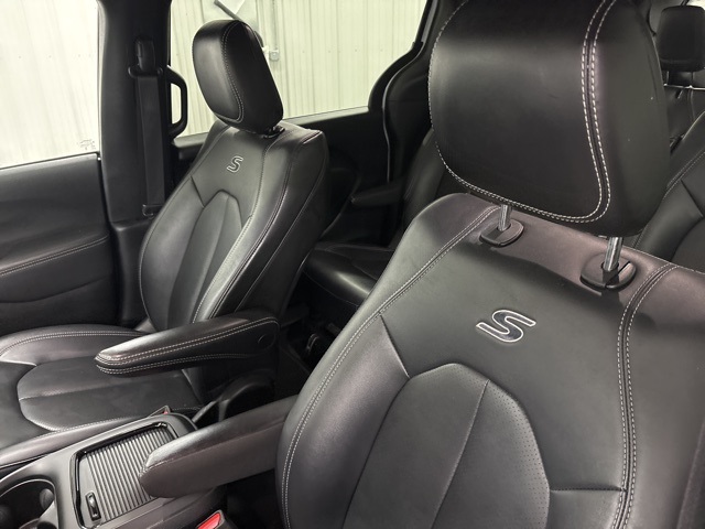 2024 Chrysler Pacifica Hybrid photo 4