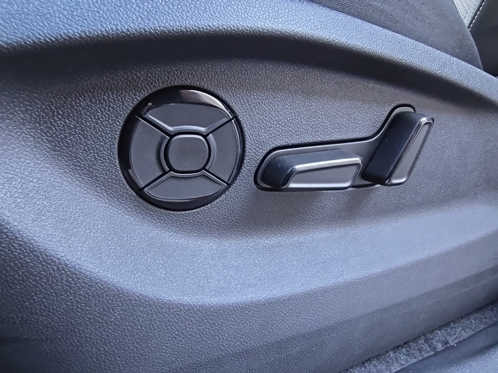 new 2025 Volkswagen Tiguan car, priced at $38,244