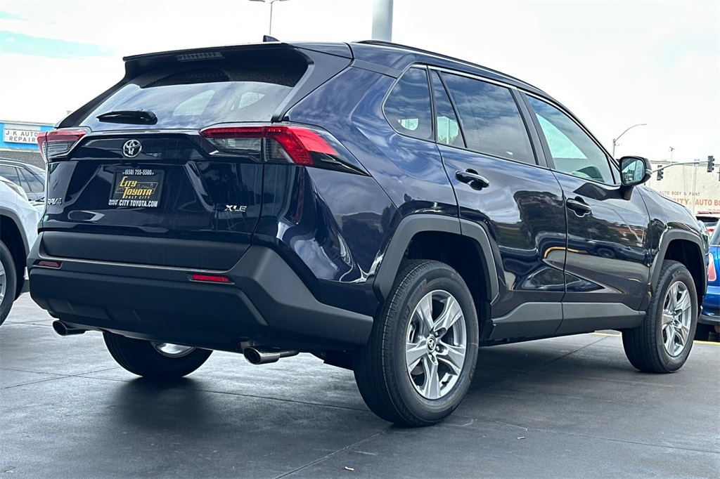 2025 Toyota RAV4 XLE photo 3