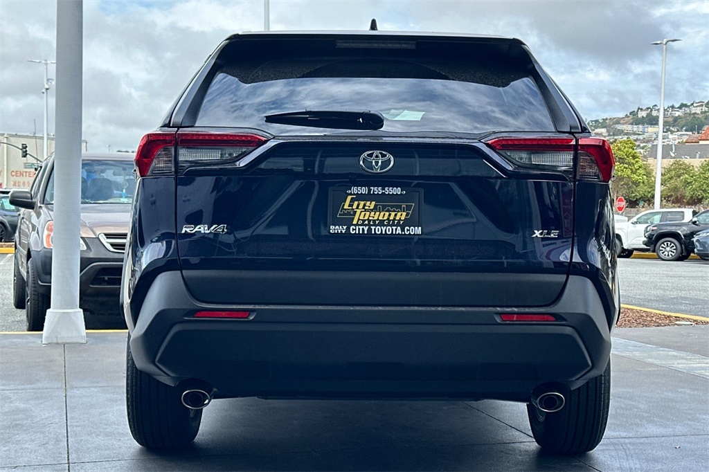 2025 Toyota RAV4 XLE photo 4
