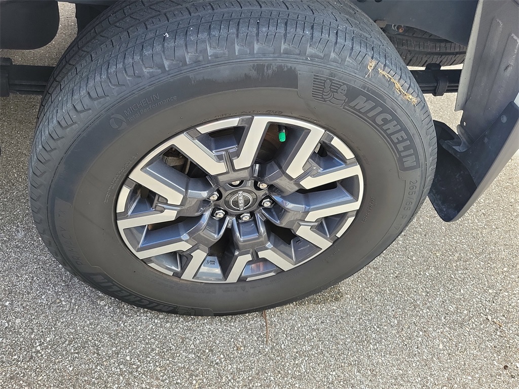 2022 Glacier White Nissan Frontier SV 4X4 Truck