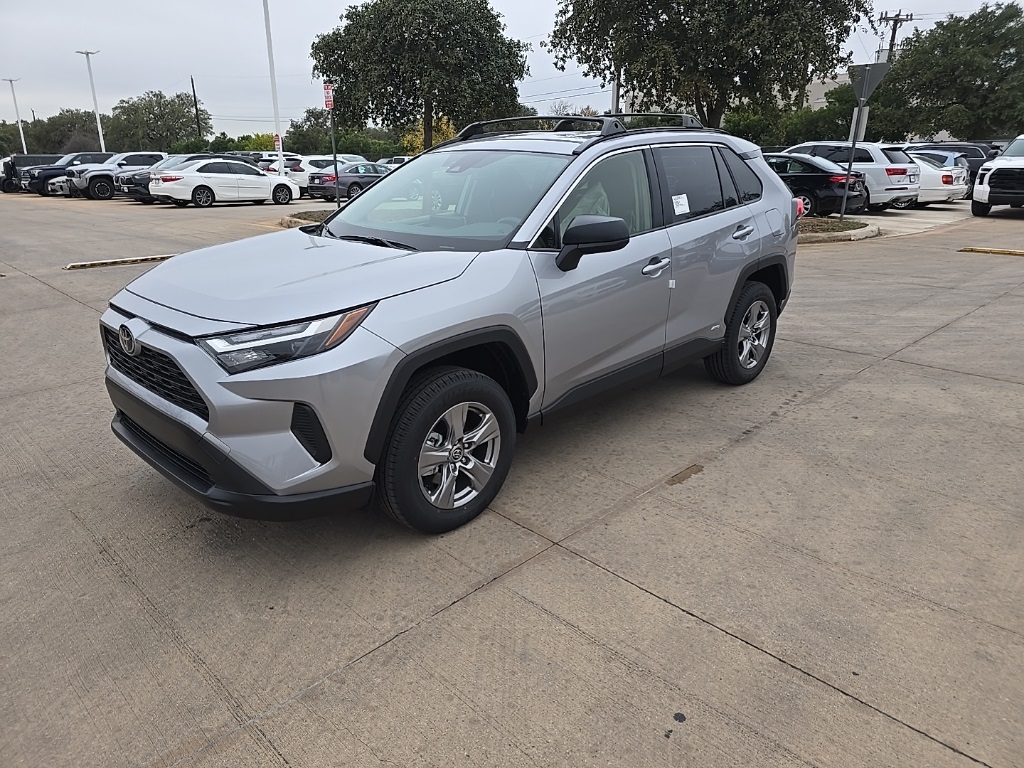 2025 Toyota RAV4 LE's photo