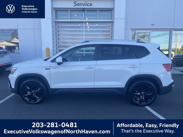 2023 Volkswagen Taos SE's photo