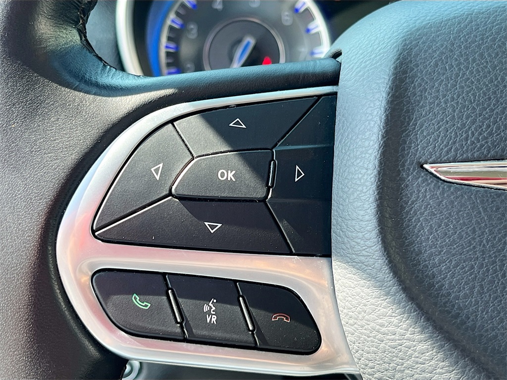 2021 Chrysler 300 Touring photo 6