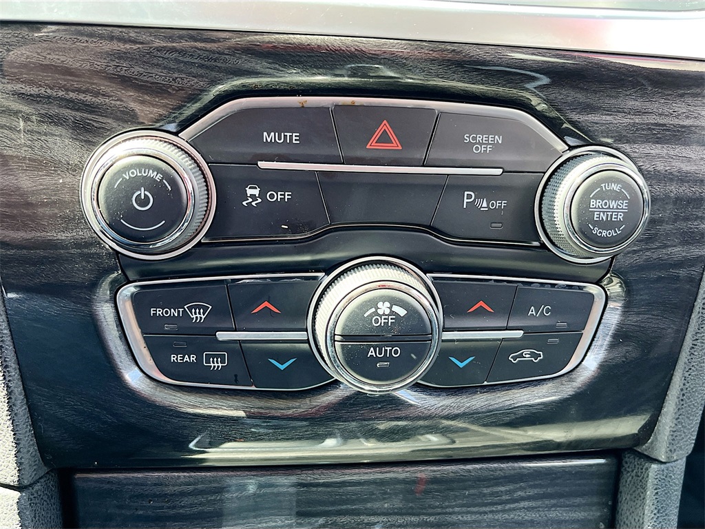 2021 Chrysler 300 Touring photo 11