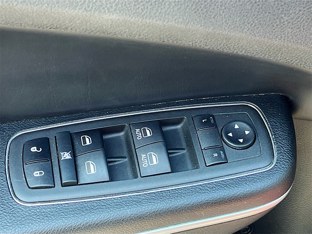 2021 Chrysler 300 Touring photo 13