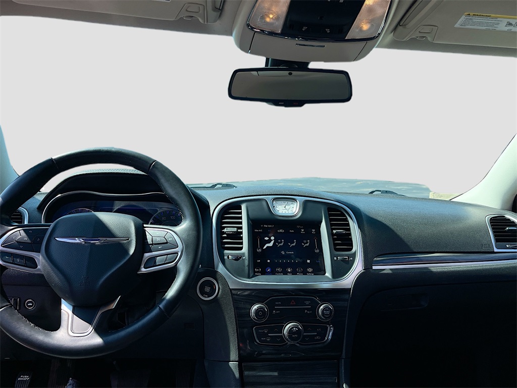 2021 Chrysler 300 Touring photo 18