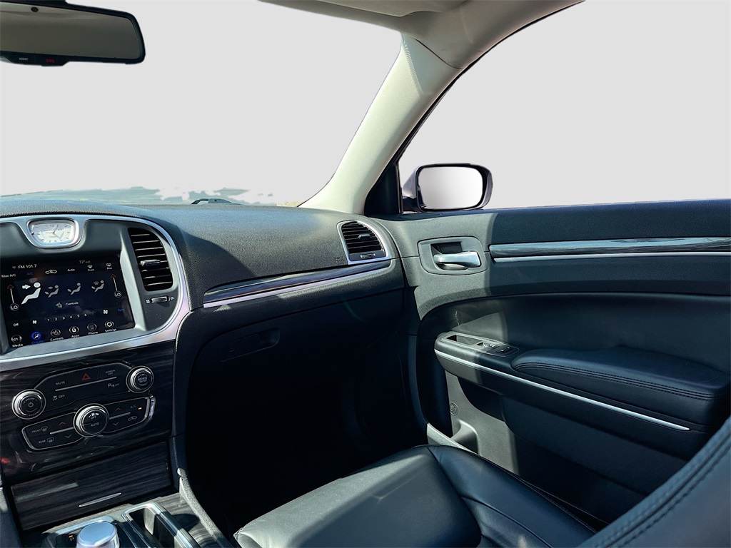 2021 Chrysler 300 Touring photo 19