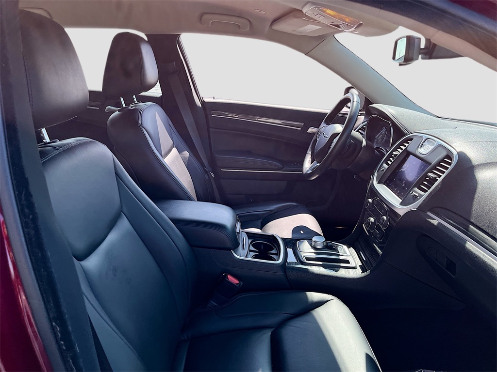2021 Chrysler 300 Touring photo 24