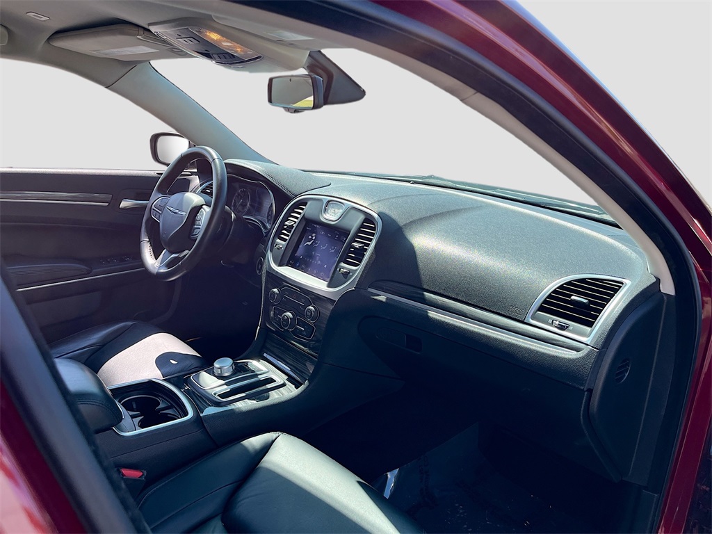 2021 Chrysler 300 Touring photo 25