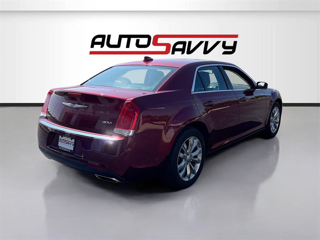 2021 Chrysler 300 Touring photo 3
