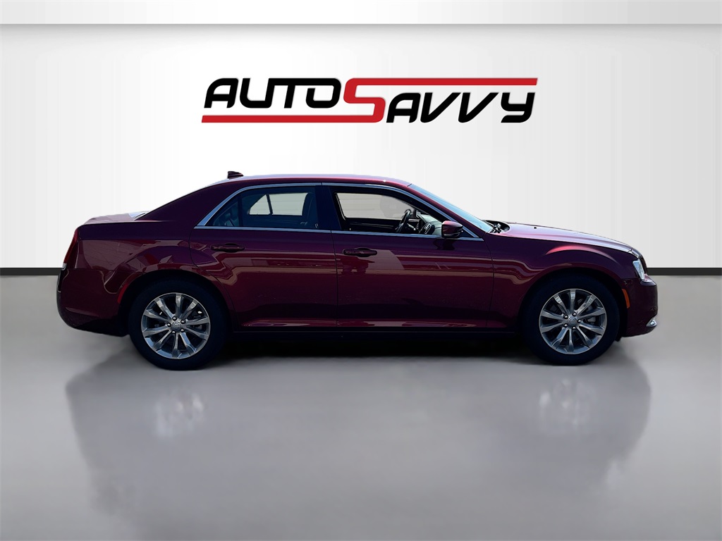 2021 Chrysler 300 Touring photo 4