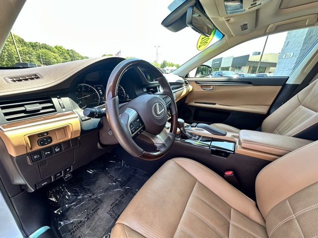 2018 White Lexus ES 350 FWD Sedan
