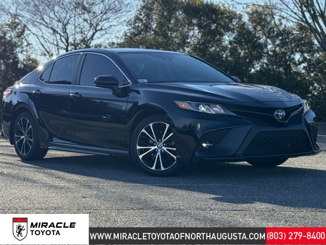 2020 Toyota Camry SE's photo