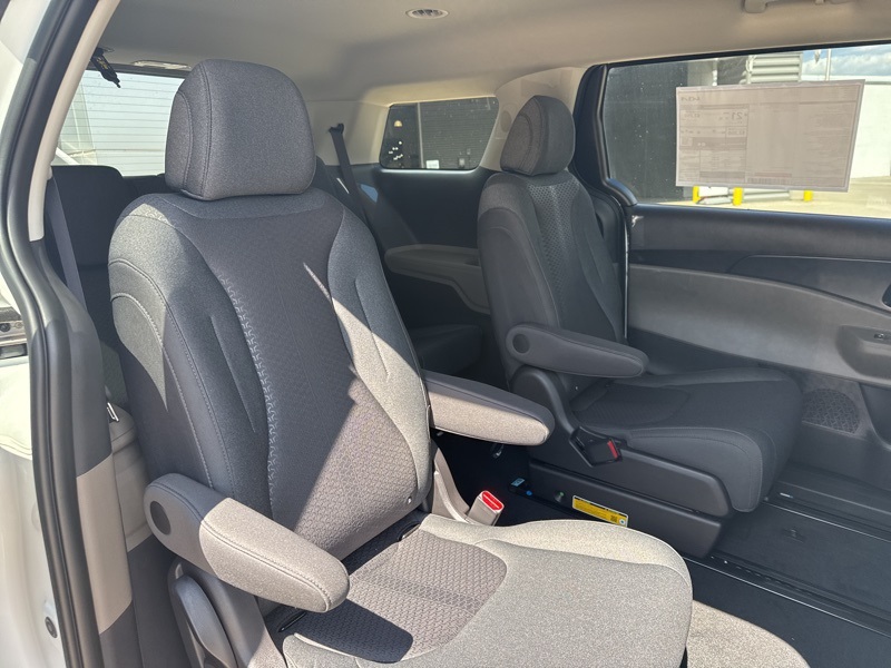 2026 Kia Carnival LX photo 13