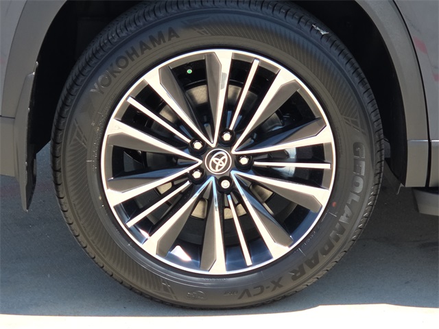 2025 Toyota Highlander Hybrid MAX Platinum photo 9