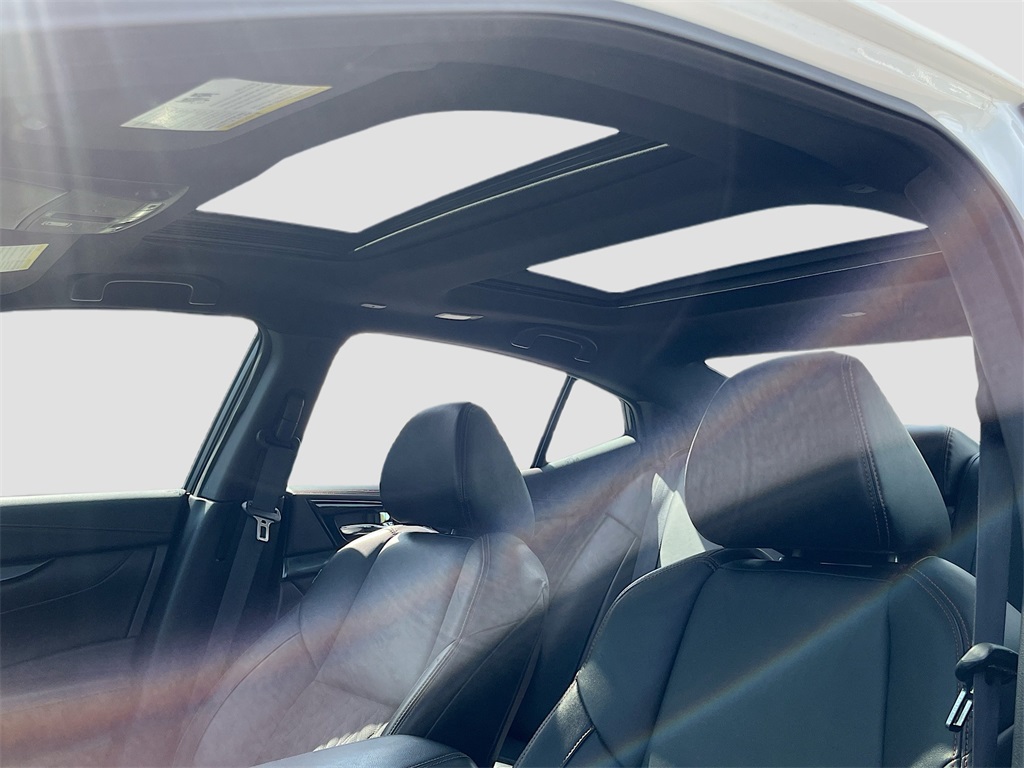 2022 Nissan Maxima SR photo 23