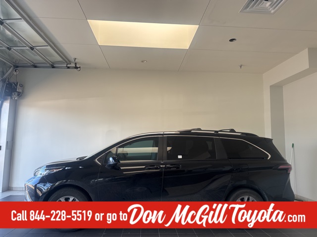2024 Toyota Sienna LE's photo
