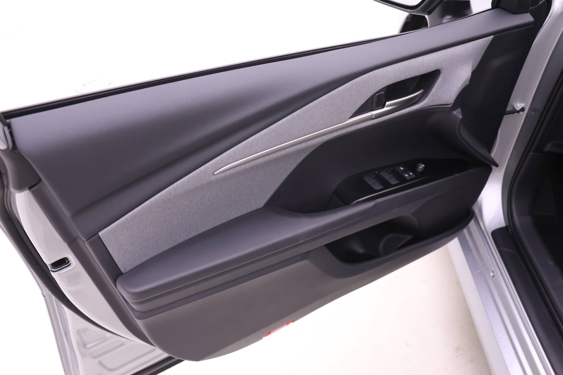 2025 Toyota Camry LE photo 6