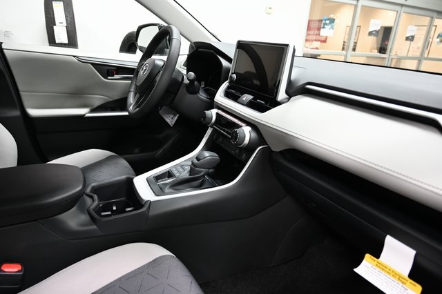 2025 Toyota RAV4 XLE photo 3
