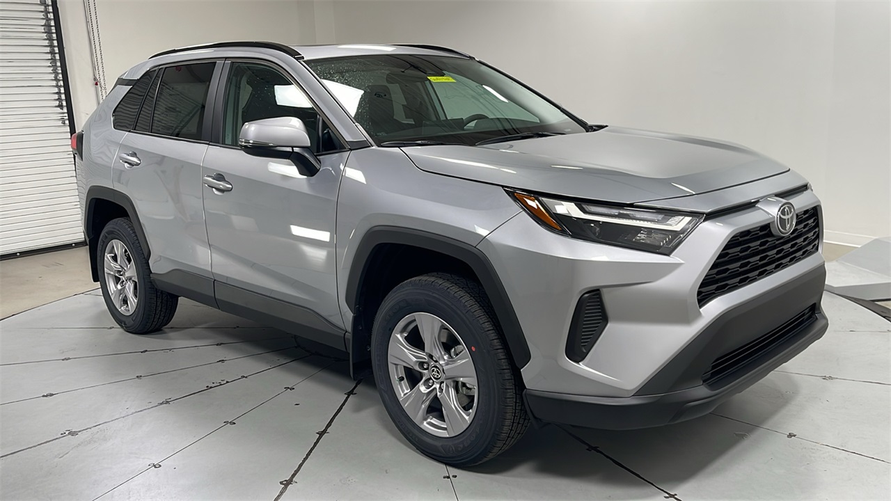 2025 Toyota RAV4 XLE photo 3
