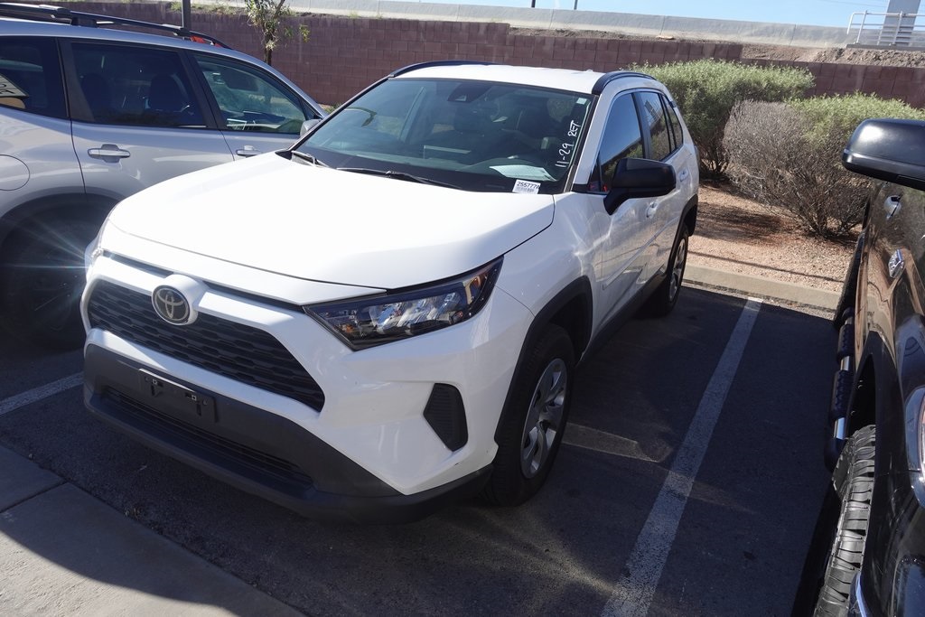 2021 Toyota RAV4 LE's photo