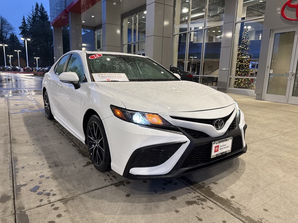 2024 Toyota Camry SE's photo