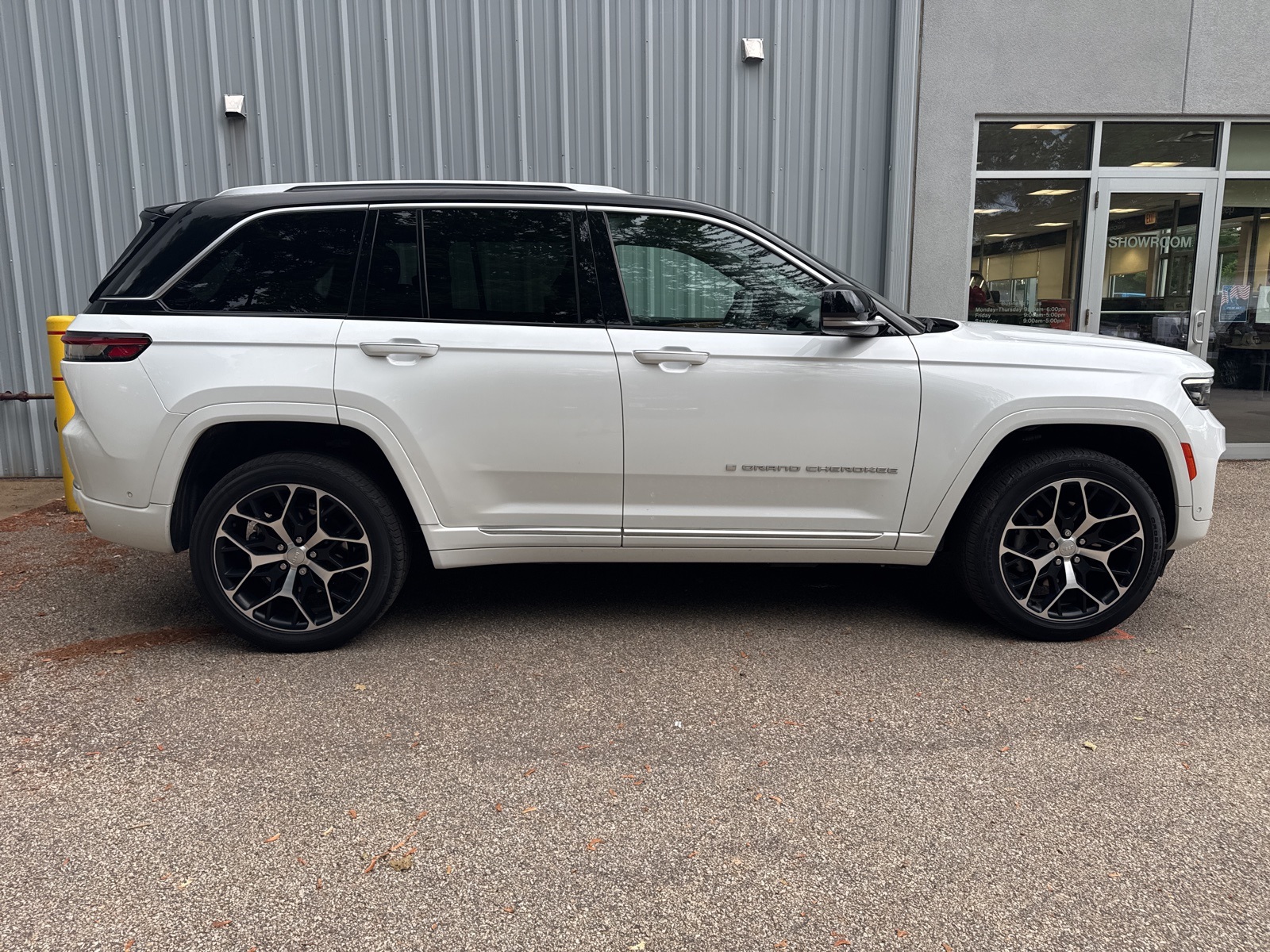 2022 Bright White Clearcoat Jeep Grand Cherokee 4xe Summit Reserve 4xe 4X4 SUV