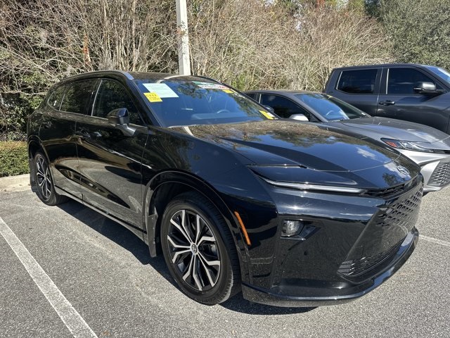 2025 Toyota Crown Signia XLE's photo