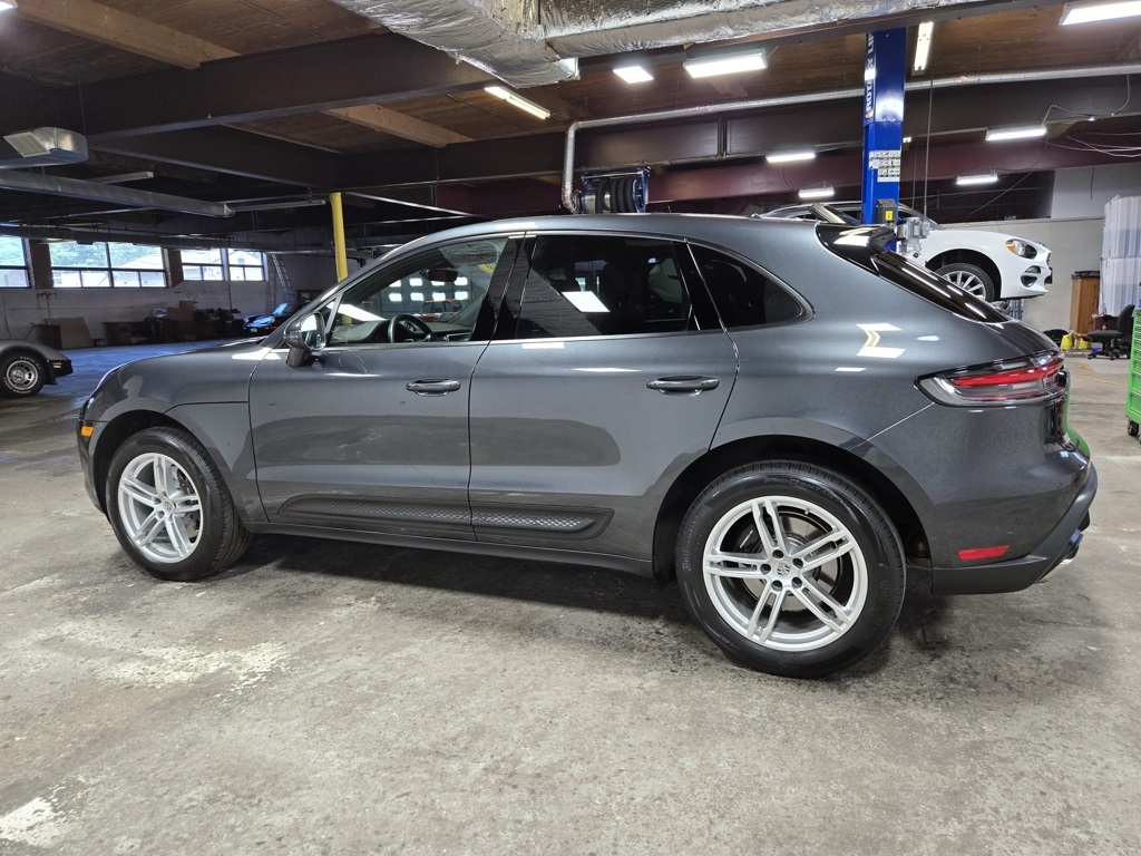 2022 Porsche Macan Base photo 2
