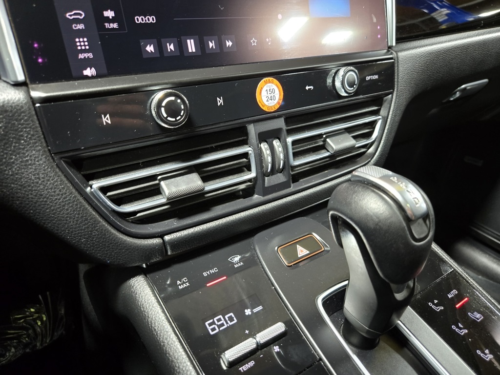 2022 Porsche Macan Base photo 26