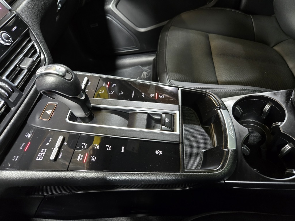 2022 Porsche Macan Base photo 27