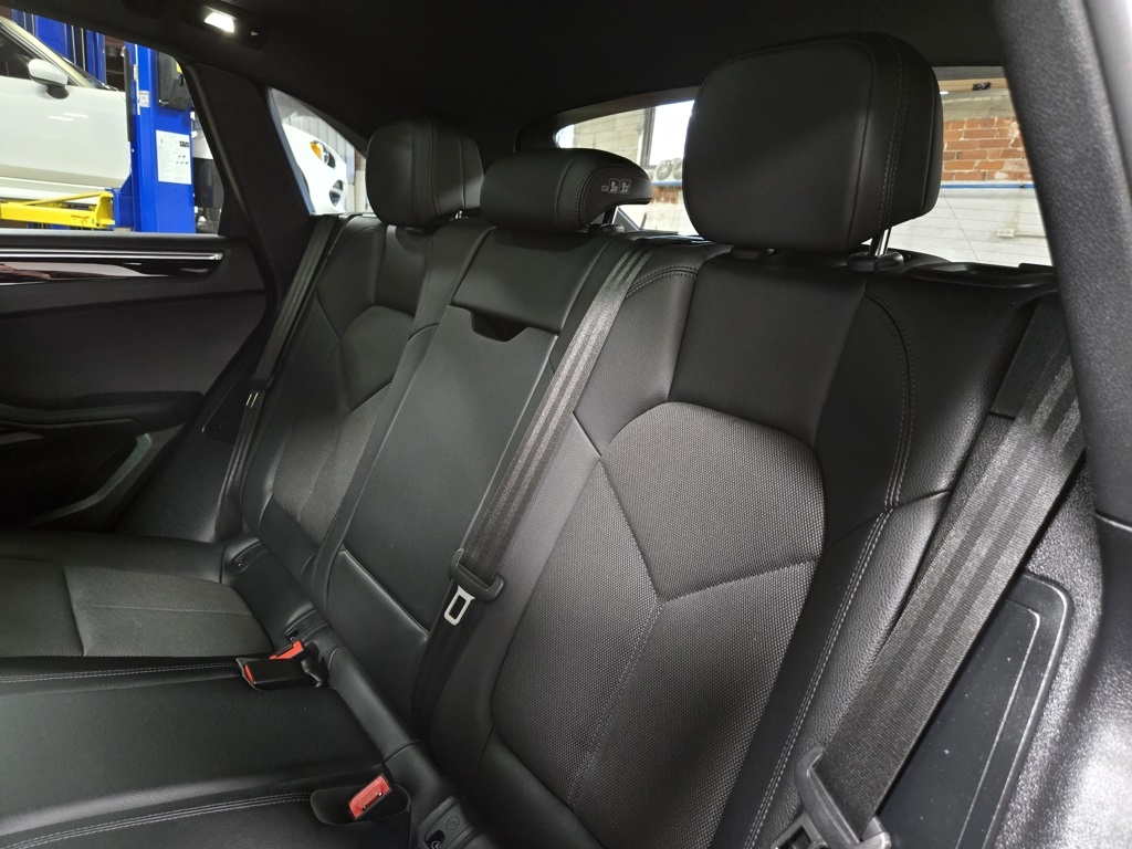 2022 Porsche Macan Base photo 32