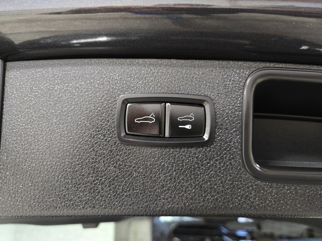 2022 Porsche Macan Base photo 46