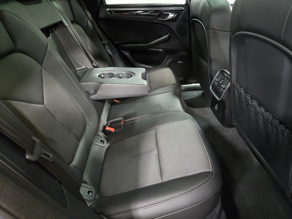 2022 Porsche Macan Base photo 48