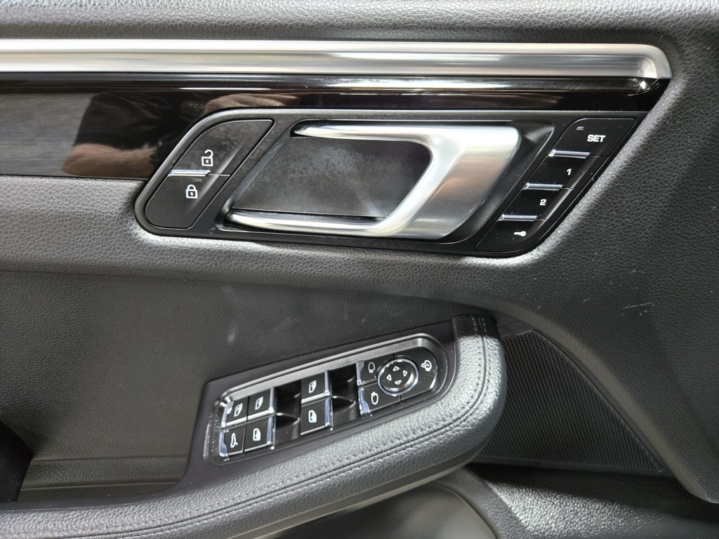 2022 Porsche Macan Base photo 7