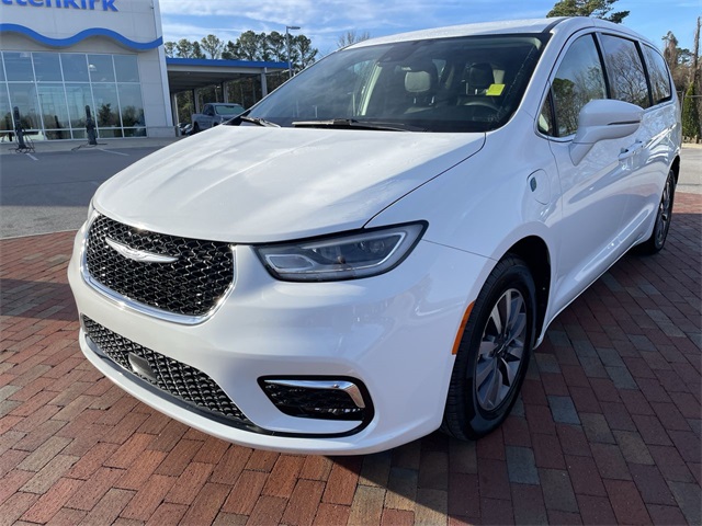 2022 Chrysler Pacifica Hybrid Touring L's photo