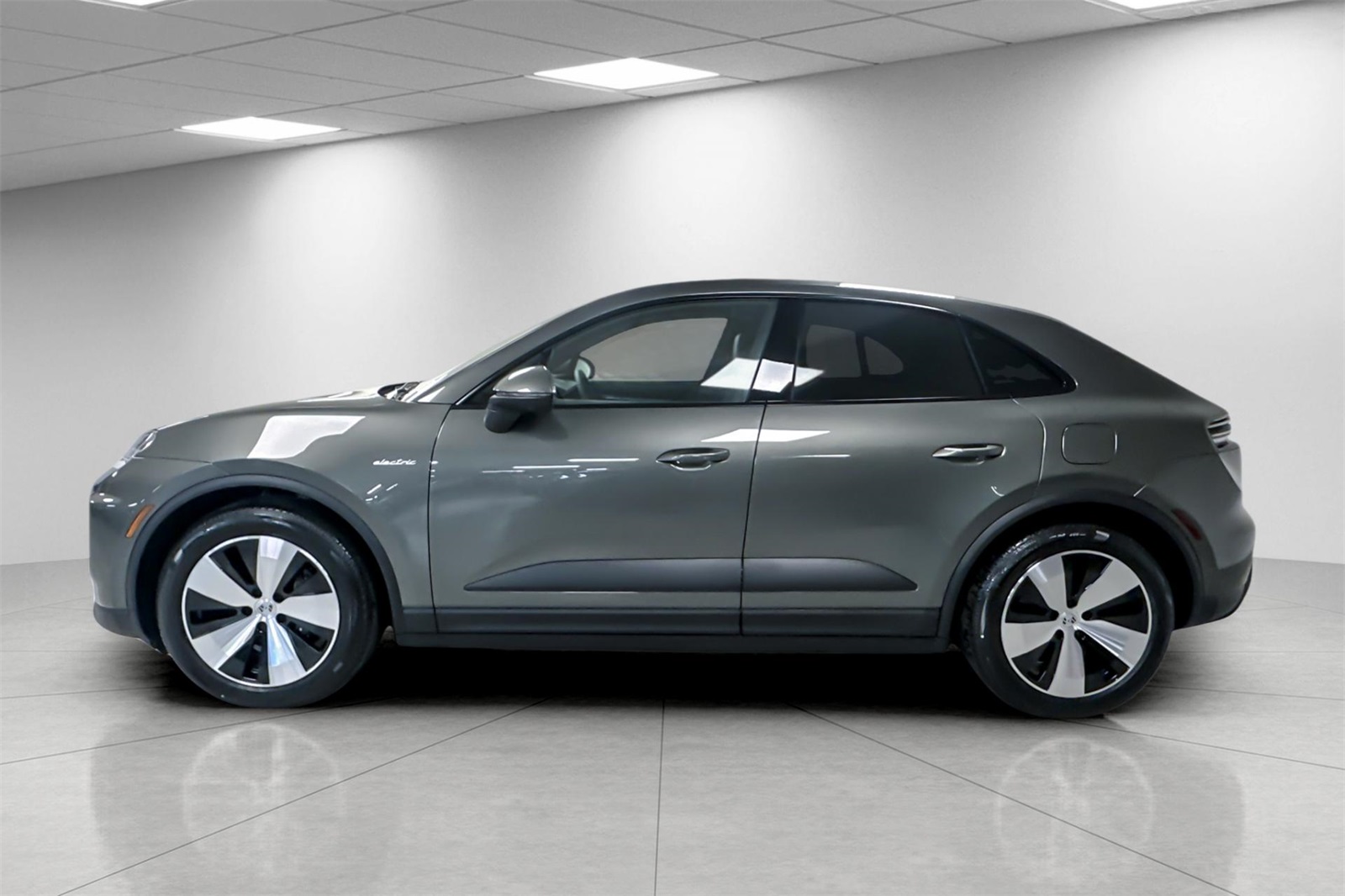 2025 Porsche Macan Electric photo 2