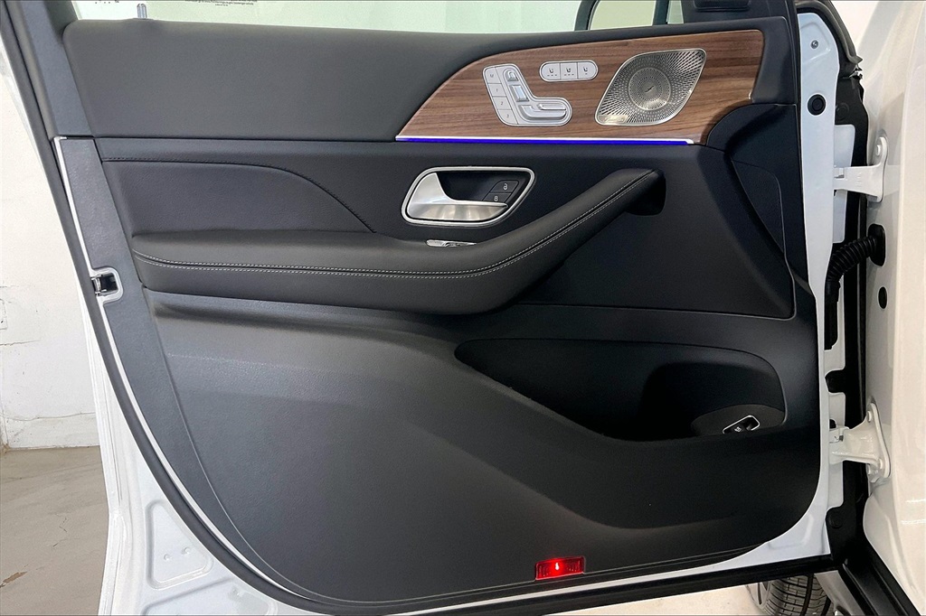 2025 Mercedes Benz GLS 450 4MATIC photo 4