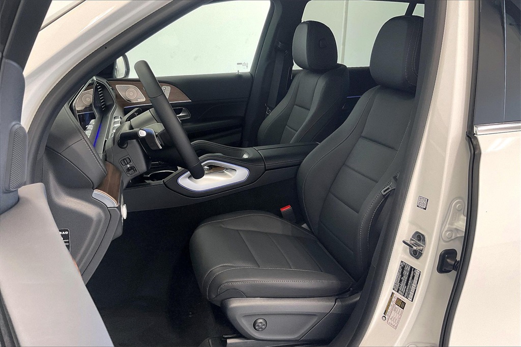 2025 Mercedes Benz GLS 450 4MATIC photo 3