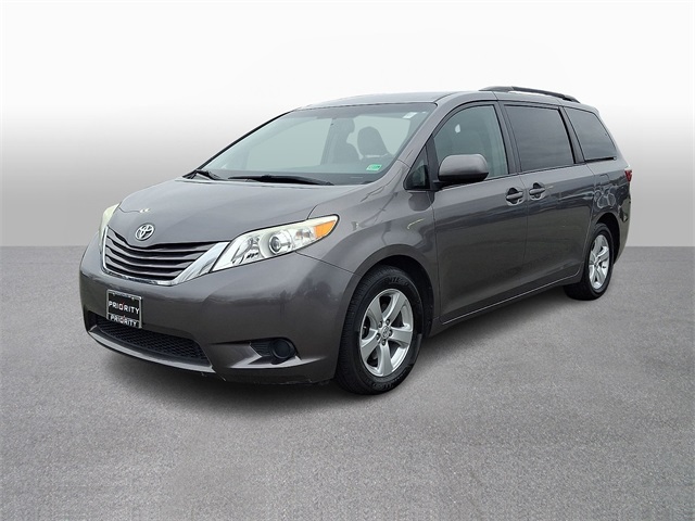 2017 Toyota Sienna LE's photo