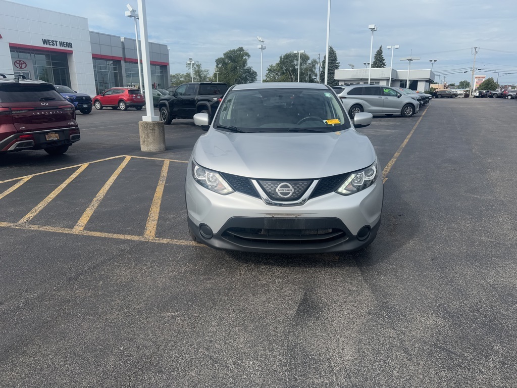 2018 Nissan Rogue Sport S photo 2