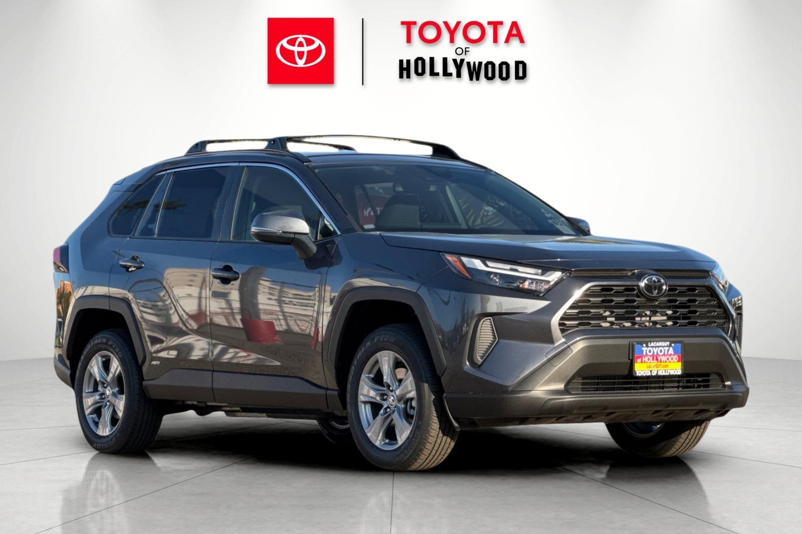 2025 Toyota RAV4 XLE's photo