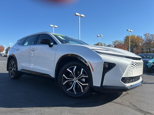 2025 Toyota Crown Signia XLE photo 3