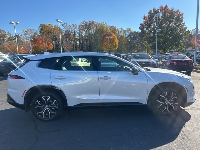 2025 Toyota Crown Signia XLE photo 4