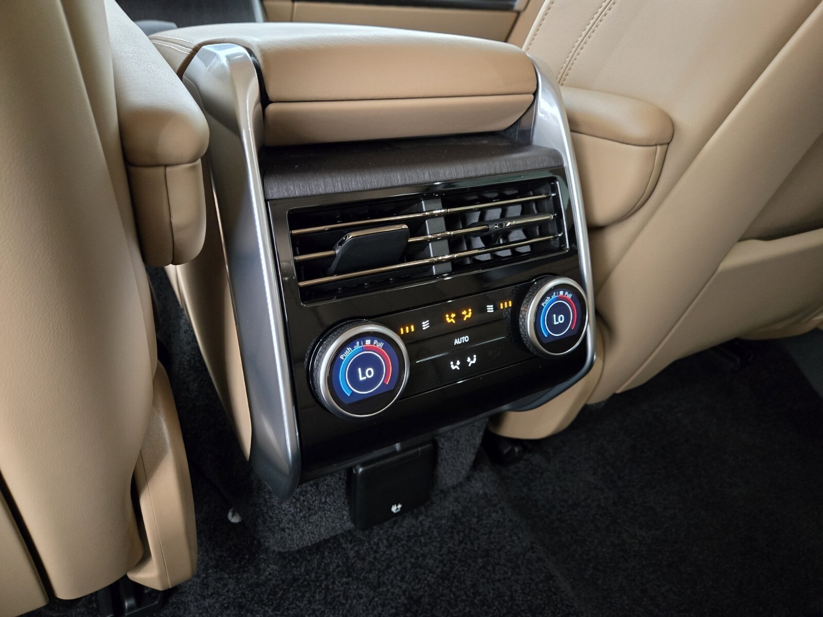 2025 Land Rover Range Rover SE photo 13